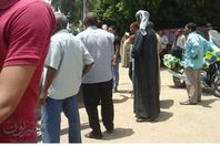 الأهالي ينتظرون السيارات بالموقف