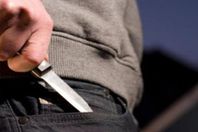 طعن عامل بسبب شاشة