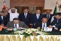 جانب من توقيع الاتفاق