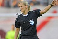 امراة حكم مباراة