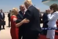 ترامب يعانق