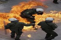 إصابة رئيس وزراء اليونان الأسبق في انفجار بأثينا