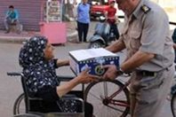 الداخلية توزع "كرتونة رمضان" على المواطنين