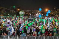 آلاف الإسرائيليين يتظاهرون دفاعًا عن حل الدولتين