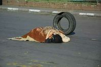 السيدة تنام وسط الشارع