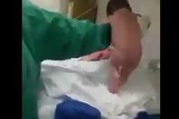 سبحان الله مولود يستطيع الجلوس والمشى