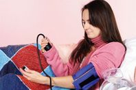 تحذير من قياس ضغط الدم بالمنزل