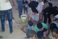 أهالي يتبركون بالرمال المزعومة