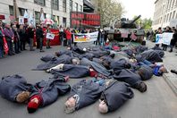 الالمان يفترشون الارض