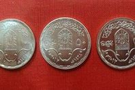 عملات معدنية لفئات 10 و 50 و 100 جنيه
