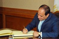 السيسي يوقع قرارات (أرشيفية)