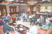 محافظ المنيا يلتقى وفد مجلس الوزراء