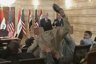 لحظة قذف منتظر الزيدي "بوش" بالحذاء