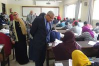 رئيس جامعة المنيا يتفقد سير الامتحانات