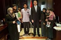 السفير المصري خلال استقباله أسر مصرية بمقر السفارة في دمشق
