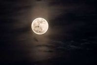 أرشيفية من اكتمال البدر