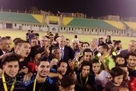 الفريق الفائز مع المحافظ ومدير الامن