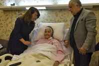 وزيرة التضامن أثناء زيارتها للفنانة فى المستشفى