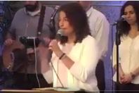 صلاة داخل كنيسة