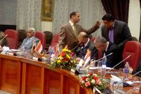 محافظ المنيا  يسلم  عقود