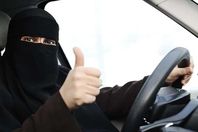 سيدة تقود سيارة