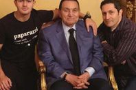 «مبارك» مع نجله علاء وحفيده