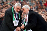 رئيس حركة حماس يحيى السنوار ورئيس المكتب السياسي إسماعيل هنية