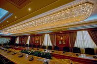 النجفة المطلية بالذهب في قاعات اجتماعات وزير التعليم العالي