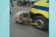 «كلبشة» سيارة إسعاف أثناء إحضار المريض