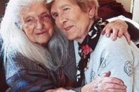 مسنة تعثر علي والدتها