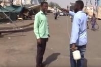 شاب سوداني يقوم برش المياه على المعتصمين