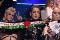 فريق أيسلندي يرفع علم فلسطين بتل أبيب