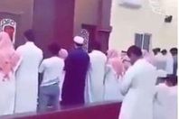 طفل يؤم المصلين