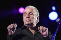 المغني والممثل  أوسكار تشافيز