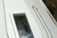 ميت يلوح بيده من داخل تابوت