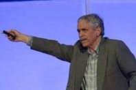 تحبس الأنفاس.. حادث مفاجيء لوزير عربي بمؤتمر صحفي