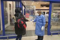 مطار مرسى علم يستقبل  87 مصريا من العالقين من لندن