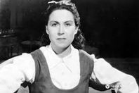 ليلى مراد ثائرة ضد الإنجليز
