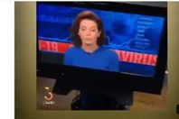 مذيعة شهيرة تقدم نشرة الأخبار من منزلها.. هذا ما فعلها طفلها