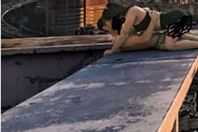 اللاعب مع صديقته