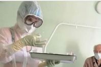 بملابسها الداخلية.. تعالج مرضى كورونا في قسم الرجال