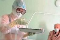 صورة جريئة لممرضة تعالج مرضى كورونا تثير الجدل 
