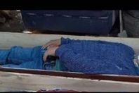 عمدة يتظاهر بالموت لتفادي القبض عليه بعد خرق حظر كورونا 
