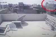 لحظة تحطم الطائرة الباكستانية