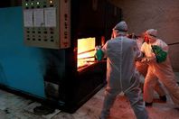 بالصور.. محارق جماعية لجثث كورونا في هذه الدولة