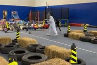 الوليد بن طلال في مباراة كرة قدم مع حفيداته الخمسة