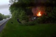 إنقاذ بطولي لقائد سيارة اشتعلت النار فيها