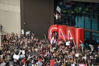 ترامب يسخر من «CNN» بعد أن هاجمها المتظاهرون