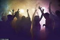 تجمّعوا حول راقصة.. تفاصيل حفلة جماعية في رمضان