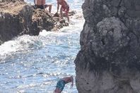 لحظة سقوط مروع في البحر يدفع صاحبه لحافة الموت